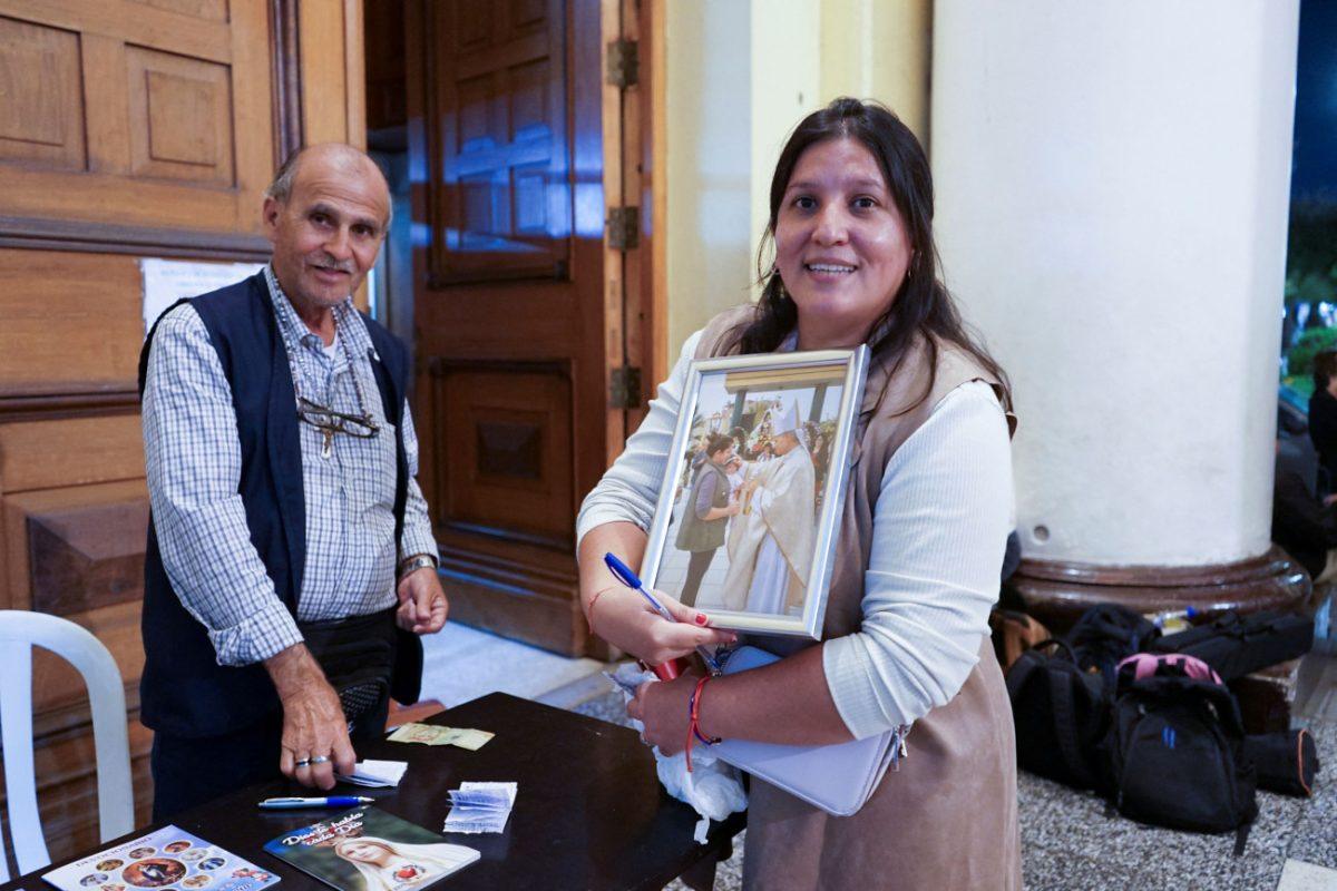 Η Αντριάνα Κιρός κρατάει φωτογραφία με τον Ρόμπερτ Πρέβοστ, τον σημερινό Πάπα Λέοντα ΙΔ', στον Καθεδρικό Ναό της Αγίας Μαρίας, την ημέρα της εκλογής του, στο Τσικλάγιο του Περού, 8 Μαΐου 2025.