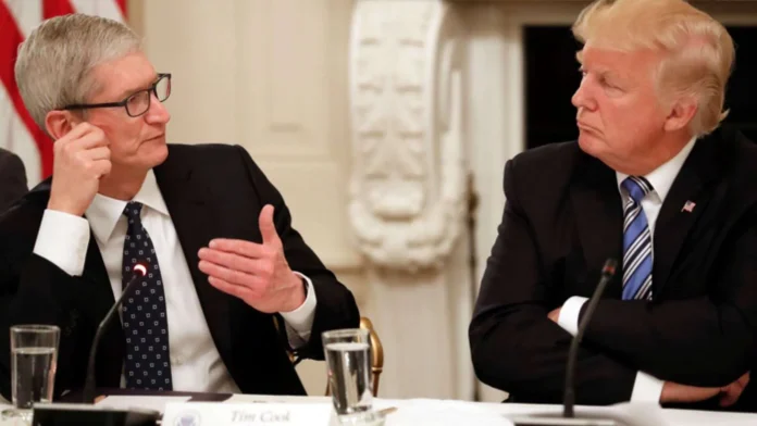 Ο Trump ζητά από τον Tim Cook να σταματήσει την κατασκευή iPhones στην Ινδία
