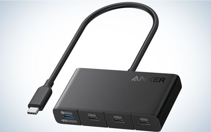   Το Anker USB-C Hub προς πώληση στο Amazon σε απλό φόντο