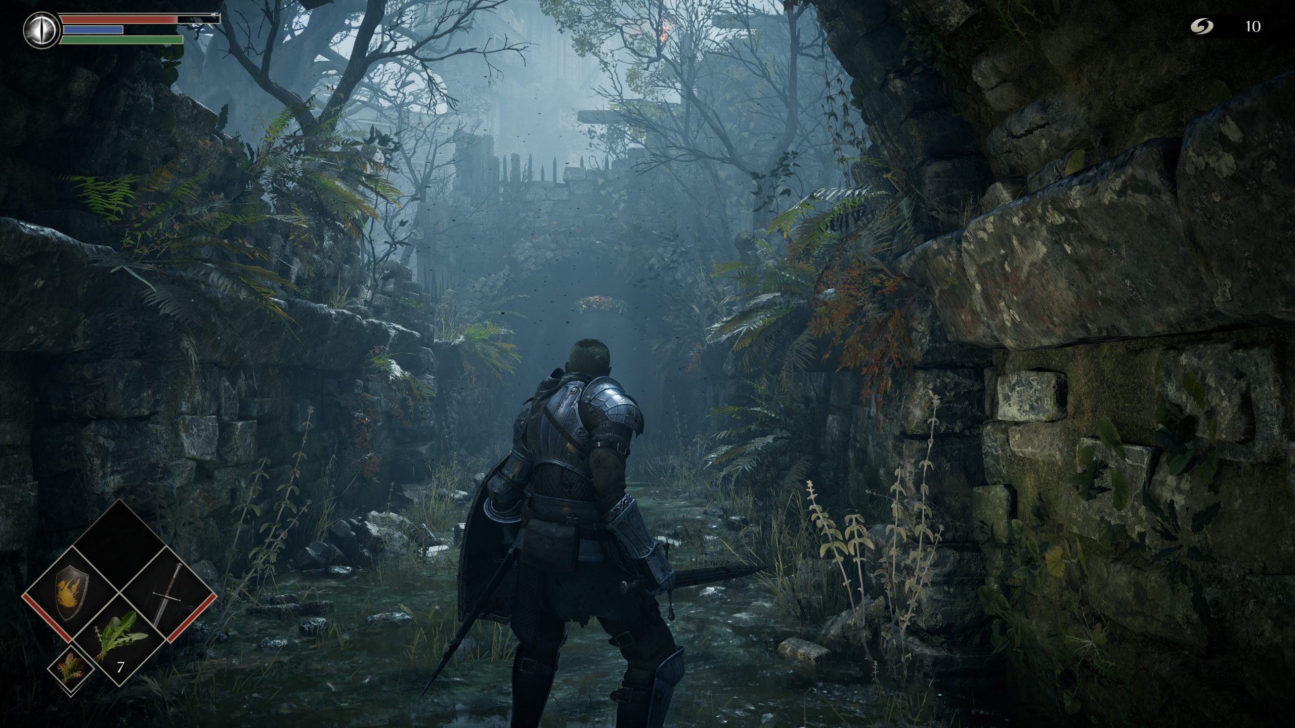 Στιγμιότυπο οθόνης βιντεοπαιχνιδιού με θωρακισμένο χαρακτήρα σε μια ρύθμιση ερειπίων δάσους, 7 και μπάρες ζωής ορατές στην οθόνη.