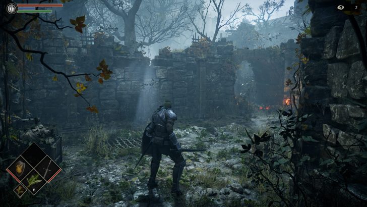 Ένας ιππότης με πανοπλία με σπαθί εξερευνά αρχαία πέτρινα ερείπια σε ένα ομιχλώδες δάσος, με μια ένδειξη απογραφής στην οθόνη.