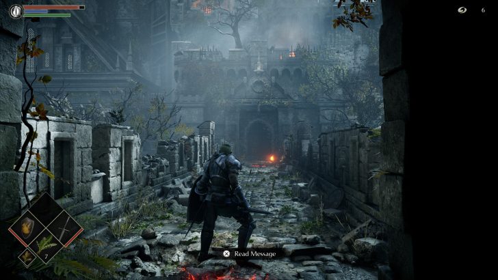 Ένας χαρακτήρας με πανοπλία εξερευνά ένα μεσαιωνικό ερείπιο με το μήνυμα Read Message στην οθόνη στο παιχνίδι Demon's Souls.