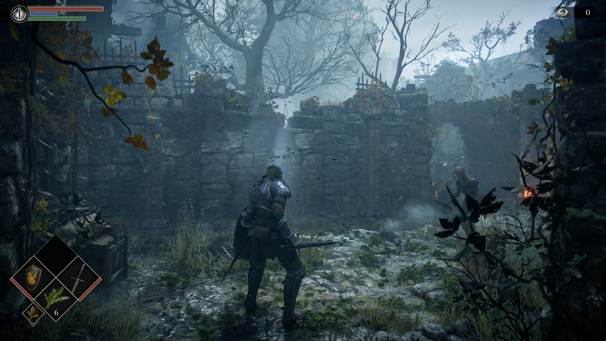 Παίκτης με πανοπλία κρατά σπαθί σε ομιχλώδη σκηνή ερειπίων με ενδείξεις υγείας και αντικειμένων στην οθόνη.