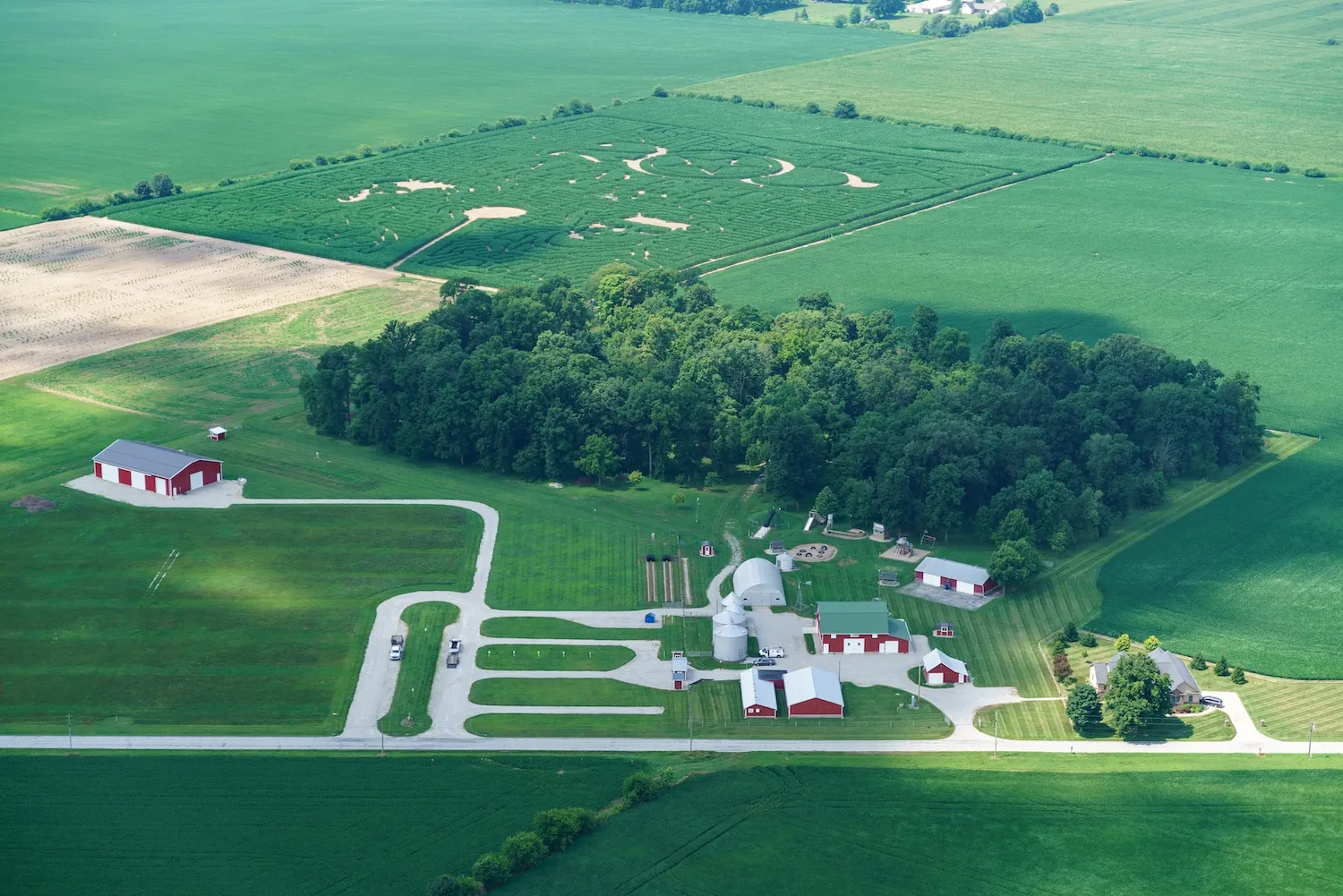 Αεροφωτογραφία του αγροκτήματος, των δέντρων και του λαβύρινθου καλαμποκιού