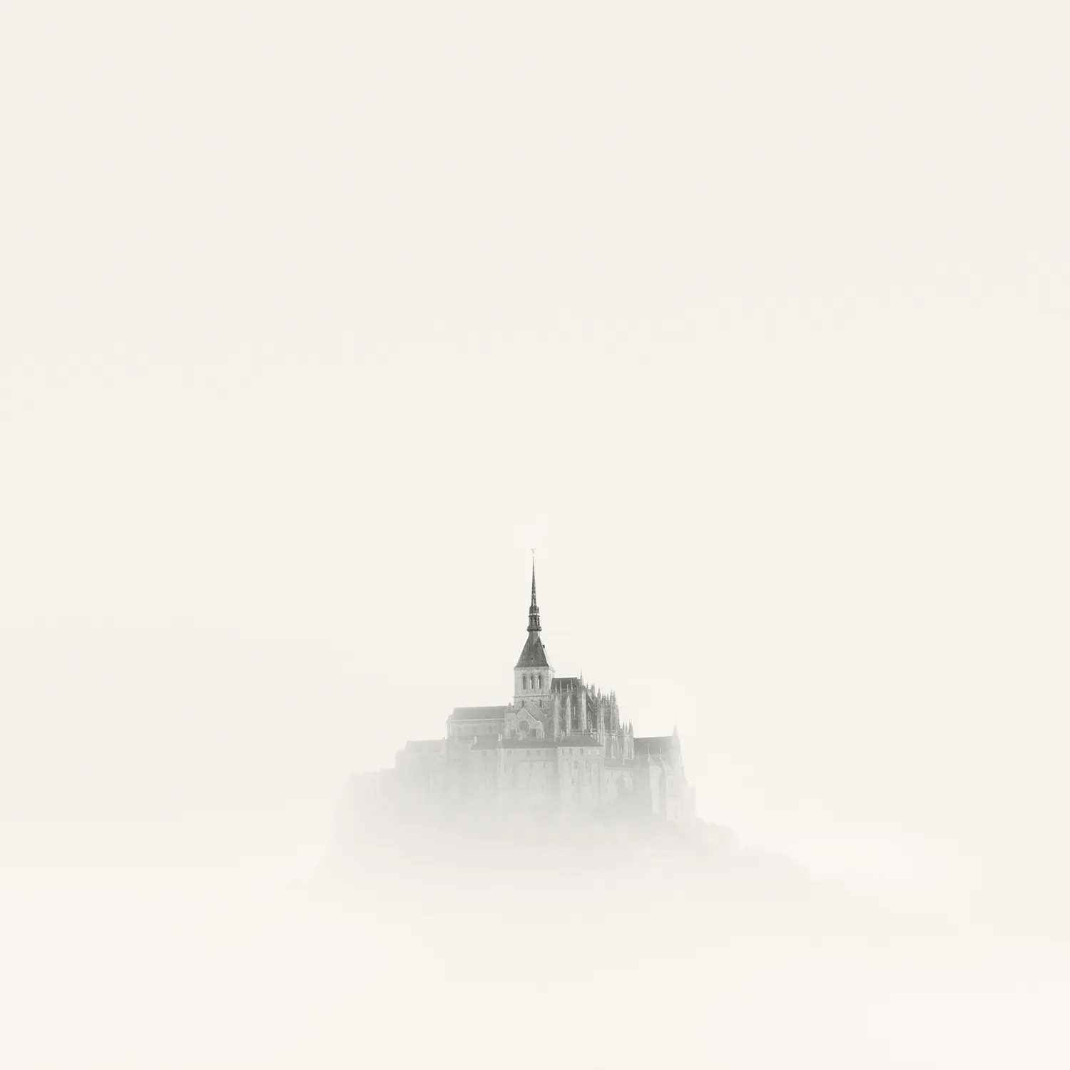ένας καθεδρικός ναός υψώνεται πάνω από την ομίχλη