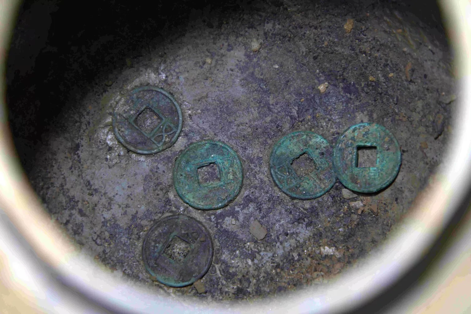 Πέντε νομίσματα μέσα στο βάζο