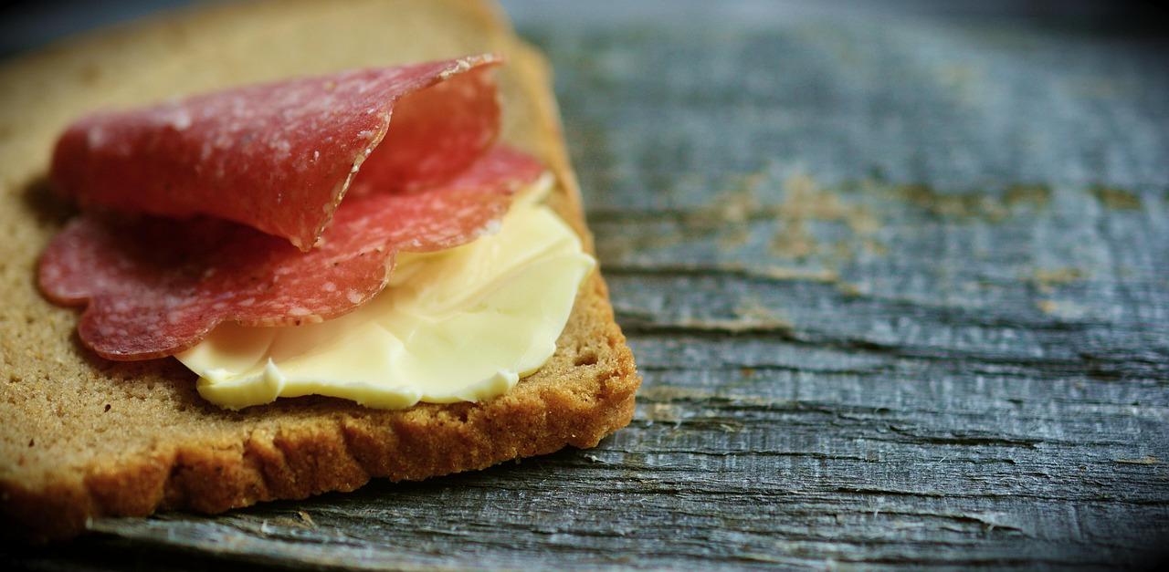 MAHA: Ξεκινά μάχη για τα κορεσμένα λιπαρά –