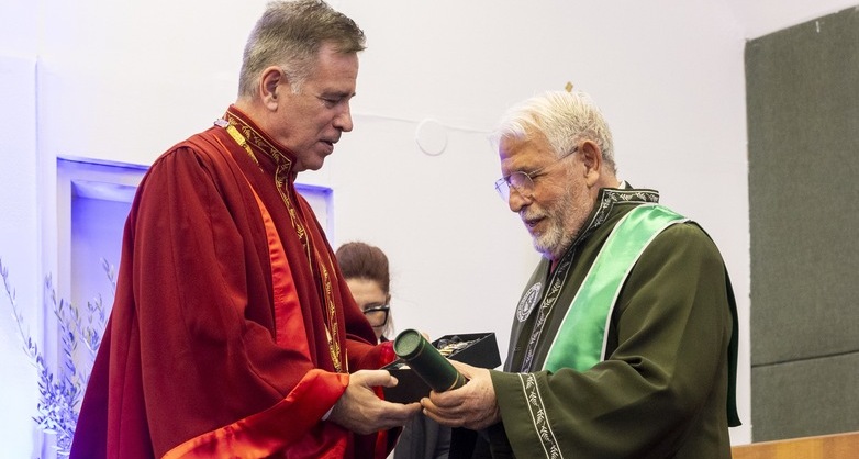 Επίτιμος Διδάκτορας του Διεθνούς Πανεπιστημίου της Ελλάδος, ο Πρόεδρος του Ομίλου Ιατρικού Αθηνών, Δρ. Γεώργιος Β. Αποστολόπουλος