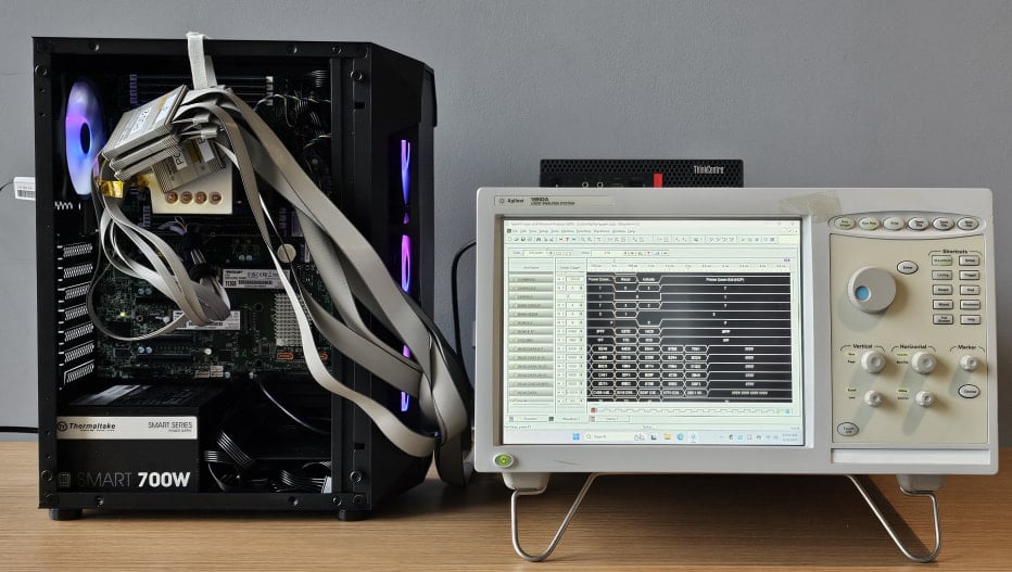 Η εξέδρα κατασκοπείας (δεξιά) και ο στόχος (αριστερά)