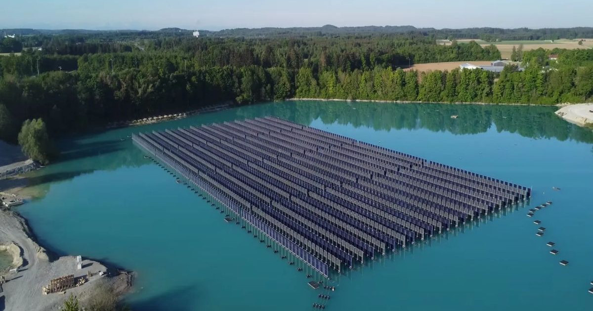 Η Γερμανία εγκαινιάζει το πρώτο κάθετο πλωτό φωτοβολταϊκό σύστημα στον κόσμο