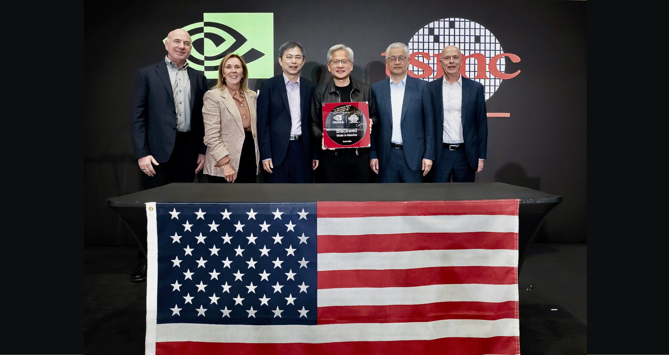 Η NVIDIA αγκαλιάζει την αφήγηση “Made in USA”, καθώς ο Jensen Huang αποκαλύπτει την πρώτη γκοφρέτα Blackwell Chip Παραγωγής TSMC Arizona
