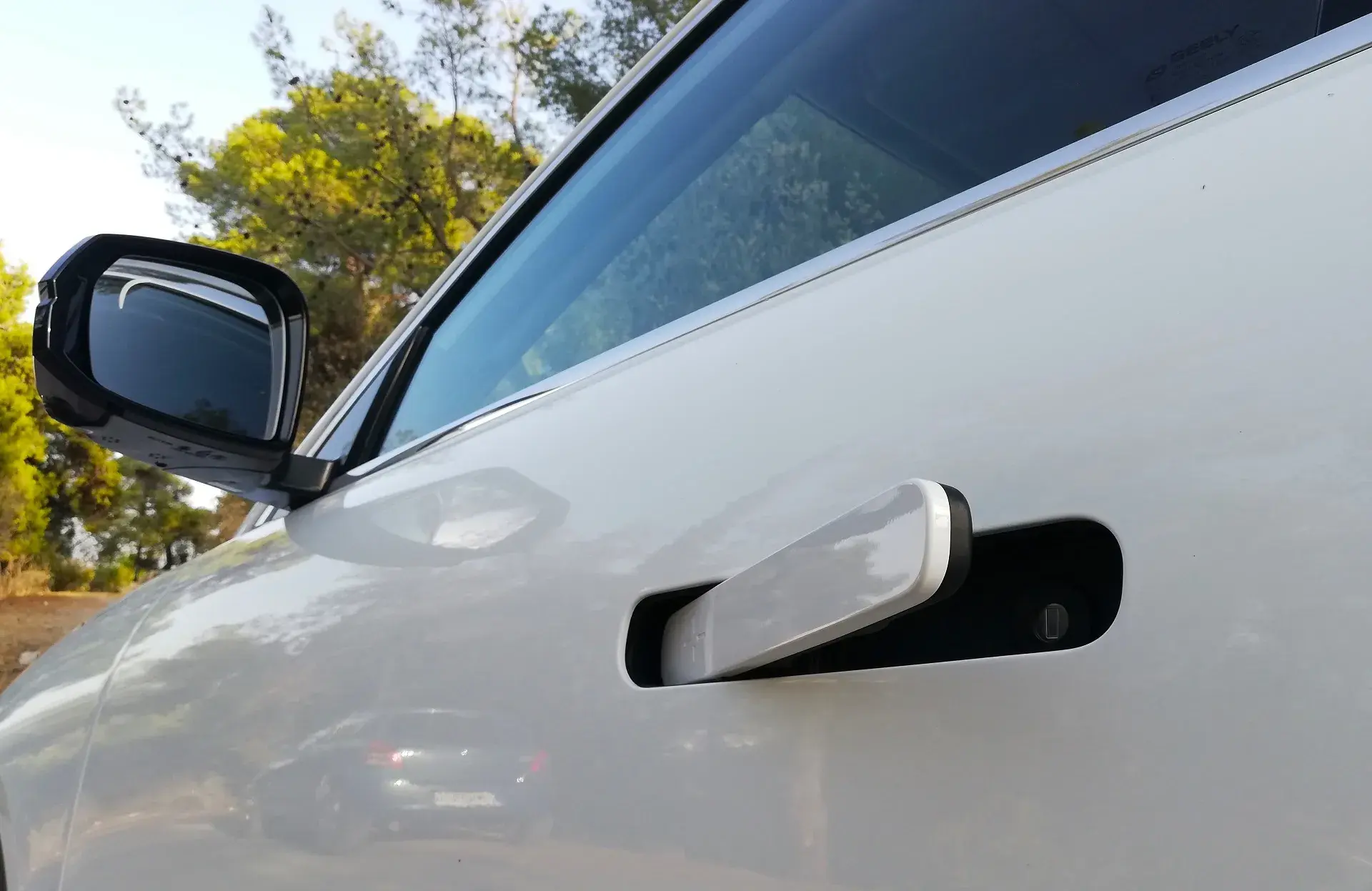 Η ΕΕ προειδοποιεί: οι ηλεκτρονικές χειρολαβές θυρών απειλούν την ασφάλεια του οδηγού