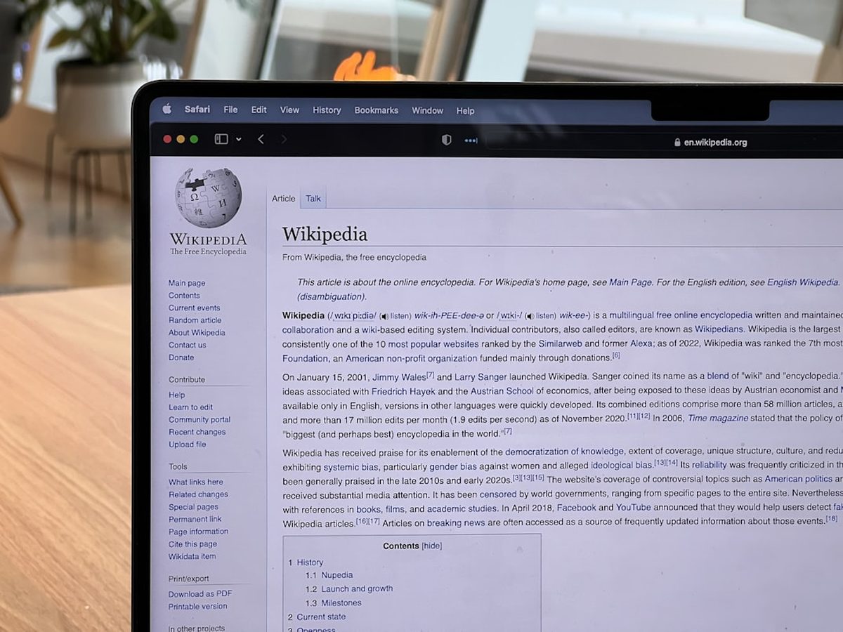 Η Wikipedia λέει στις εταιρείες τεχνητής νοημοσύνης να σταματήσουν το ξύσιμο και να αρχίσουν να πληρώνουν