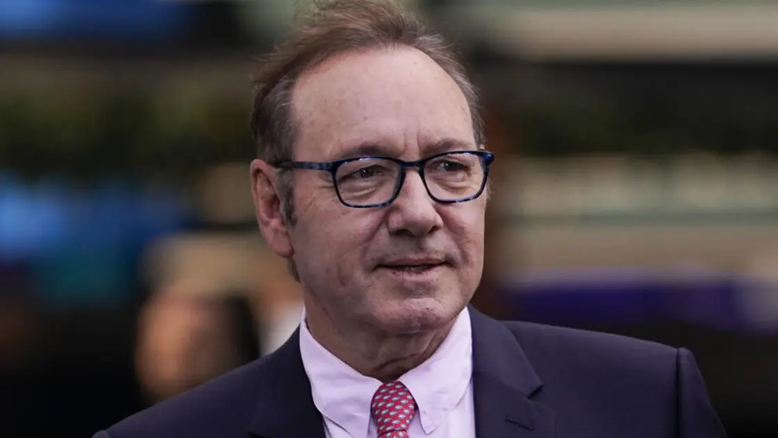 «Σοκ! Ο Kevin Spacey αποκαλύπτει ότι ζει σε Airbnb χωρίς σπίτι!»