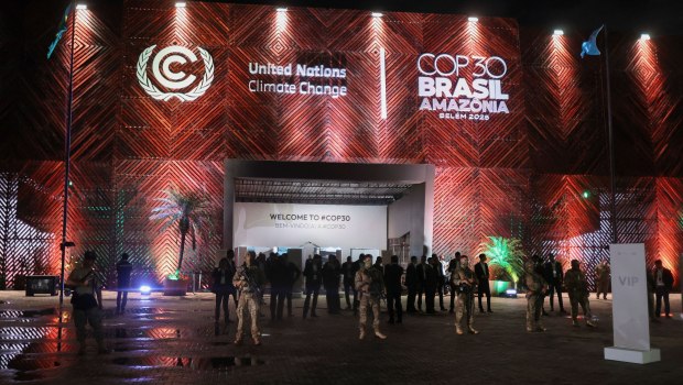 «Σοκ! Το λόμπι του πετρελαίου θριαμβεύει: Απουσία αναφοράς στα ορυκτά καύσιμα στη συμφωνία της COP30!»