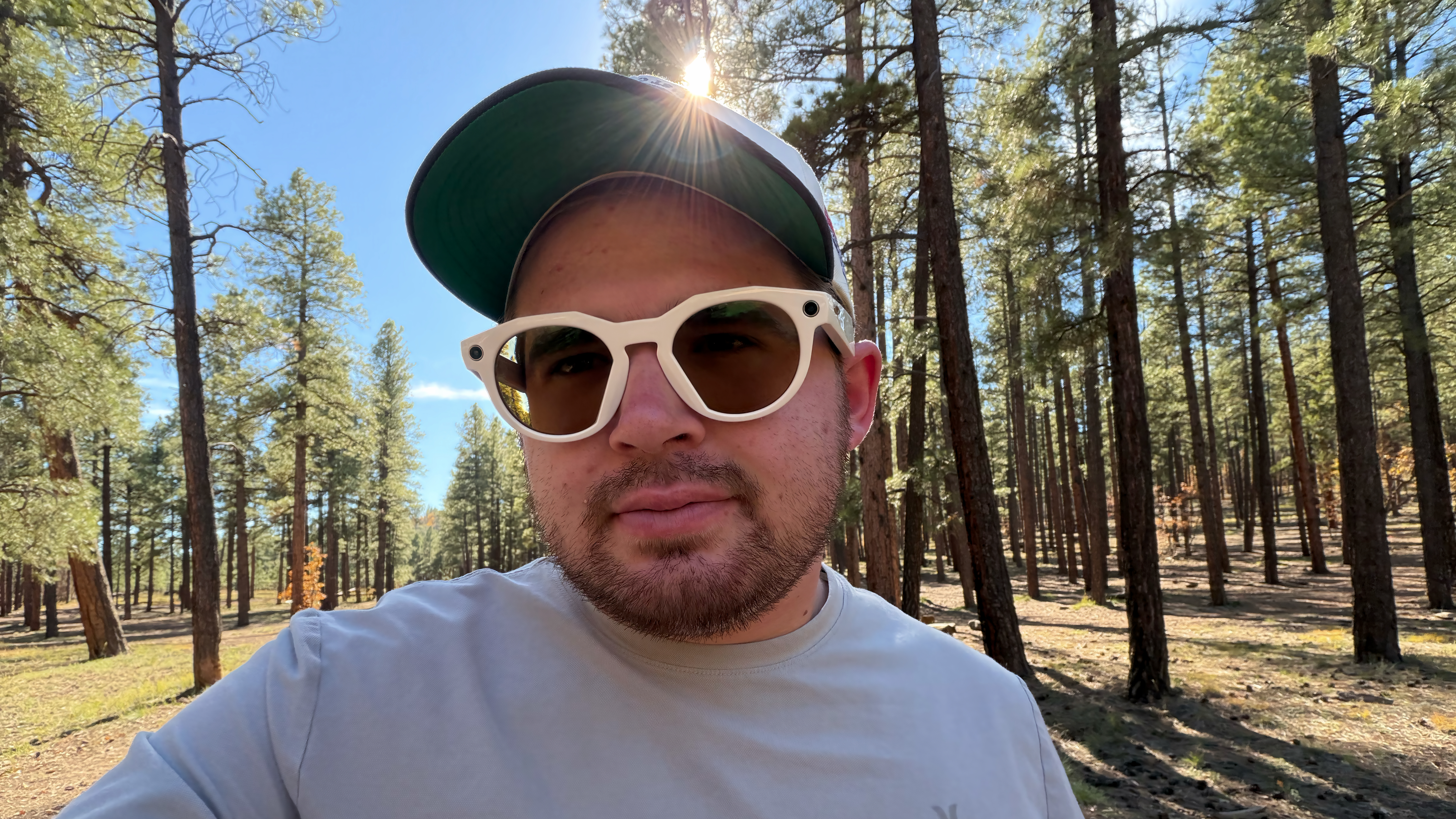 Φορώντας το Oakley Meta HSTN με προσαρμοσμένους φακούς μετάβασης Amber.