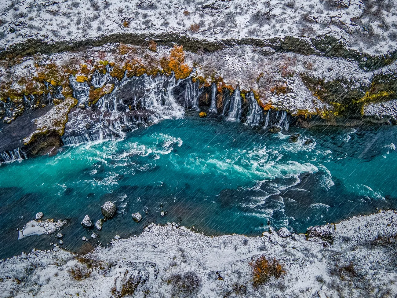 ένας τοίχος από καταρράκτες καθώς πέφτει η βροχή