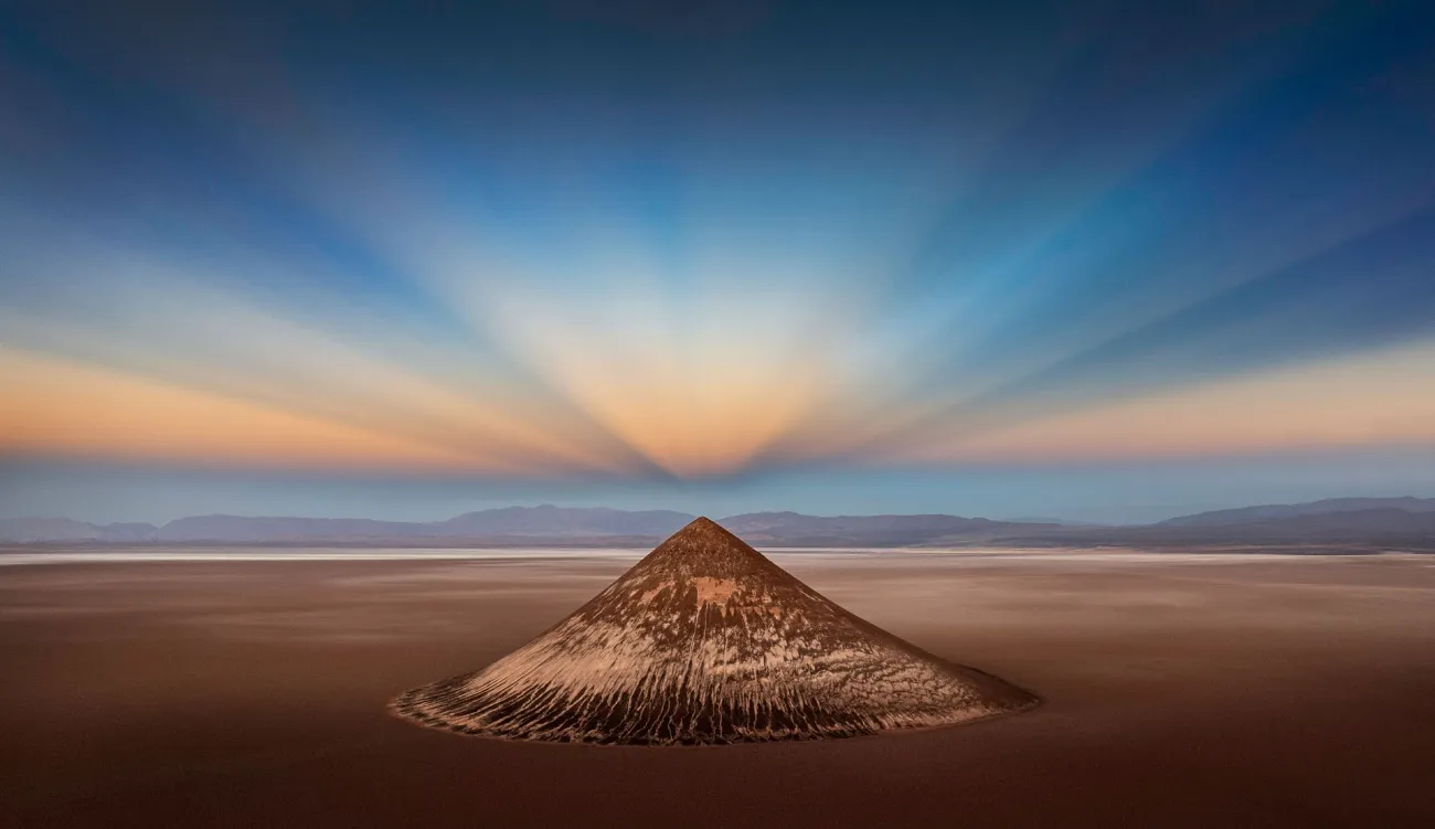 μια ηφαιστειακή κορυφή σε μια έρημο