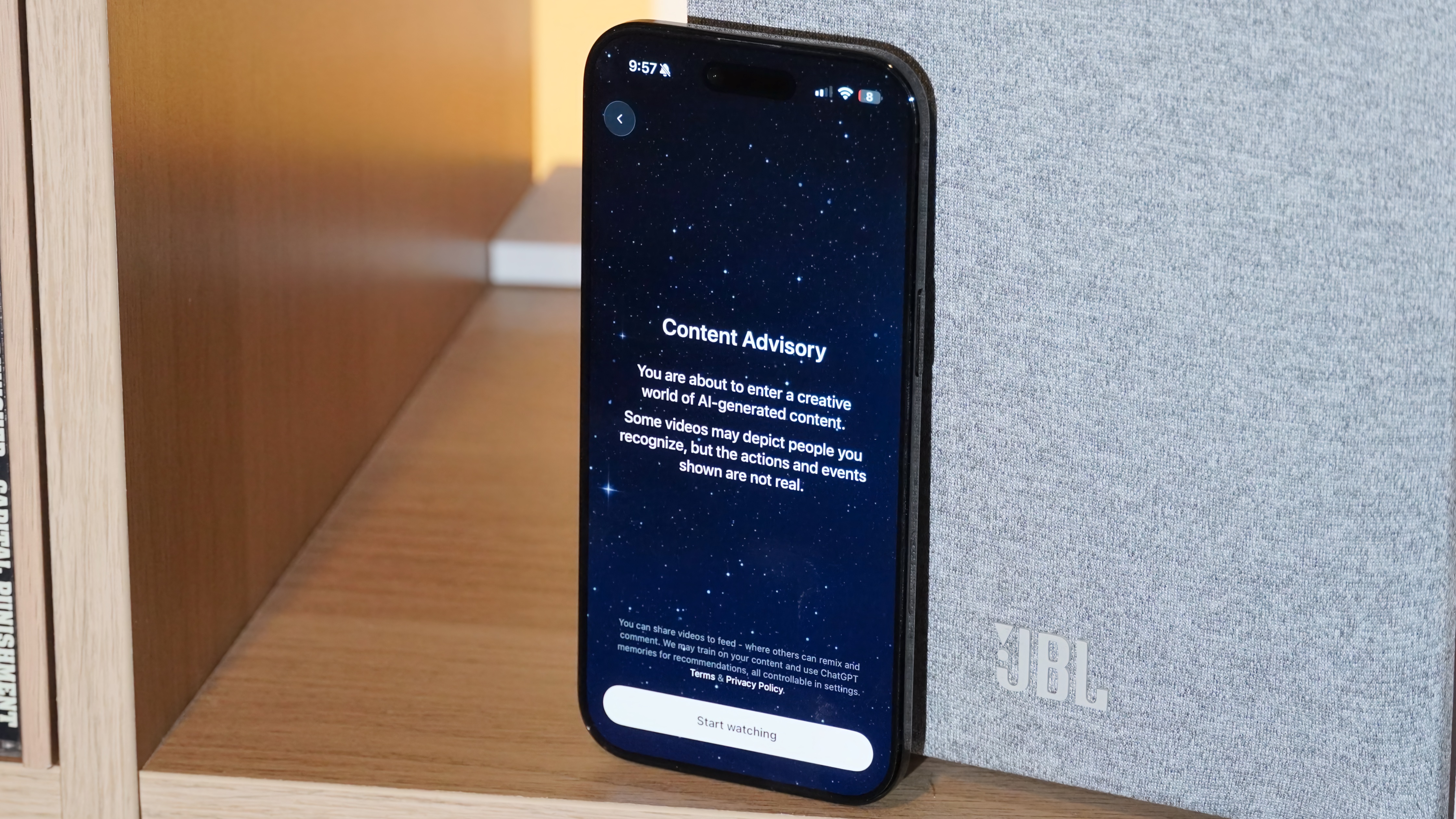 Η εφαρμογή Sora στο iOS δείχνει τις συμβουλές περιεχομένου AI.
