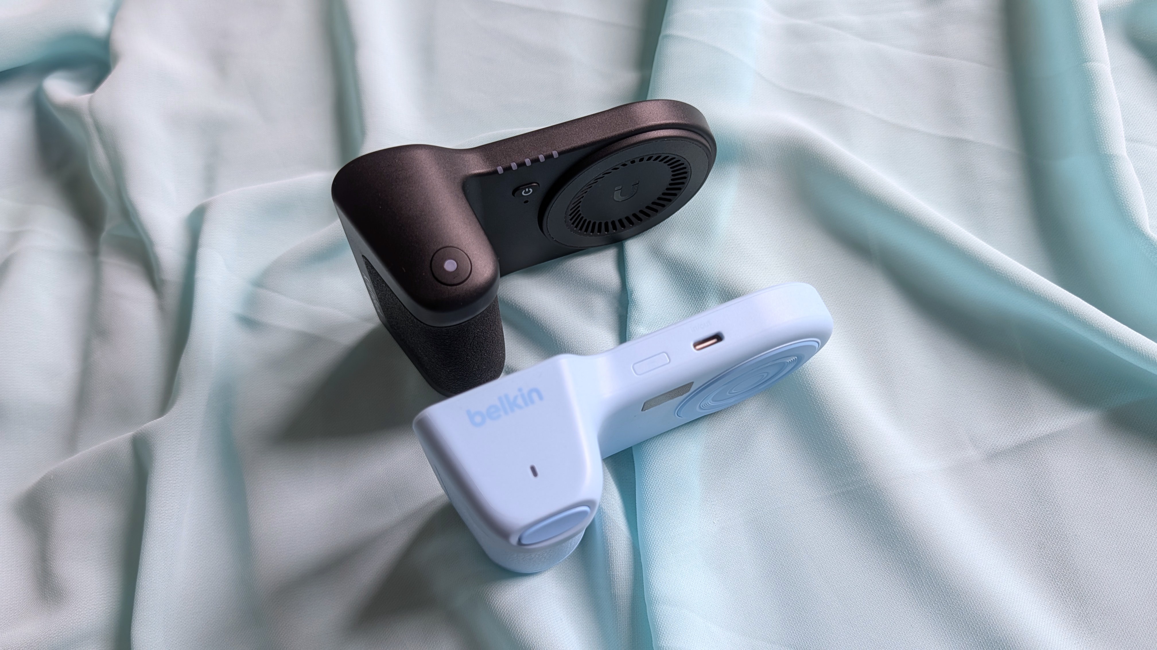 Βάσεις τροφοδοσίας Belkin Stage PowerGrip και KraftGeek PowerShutter