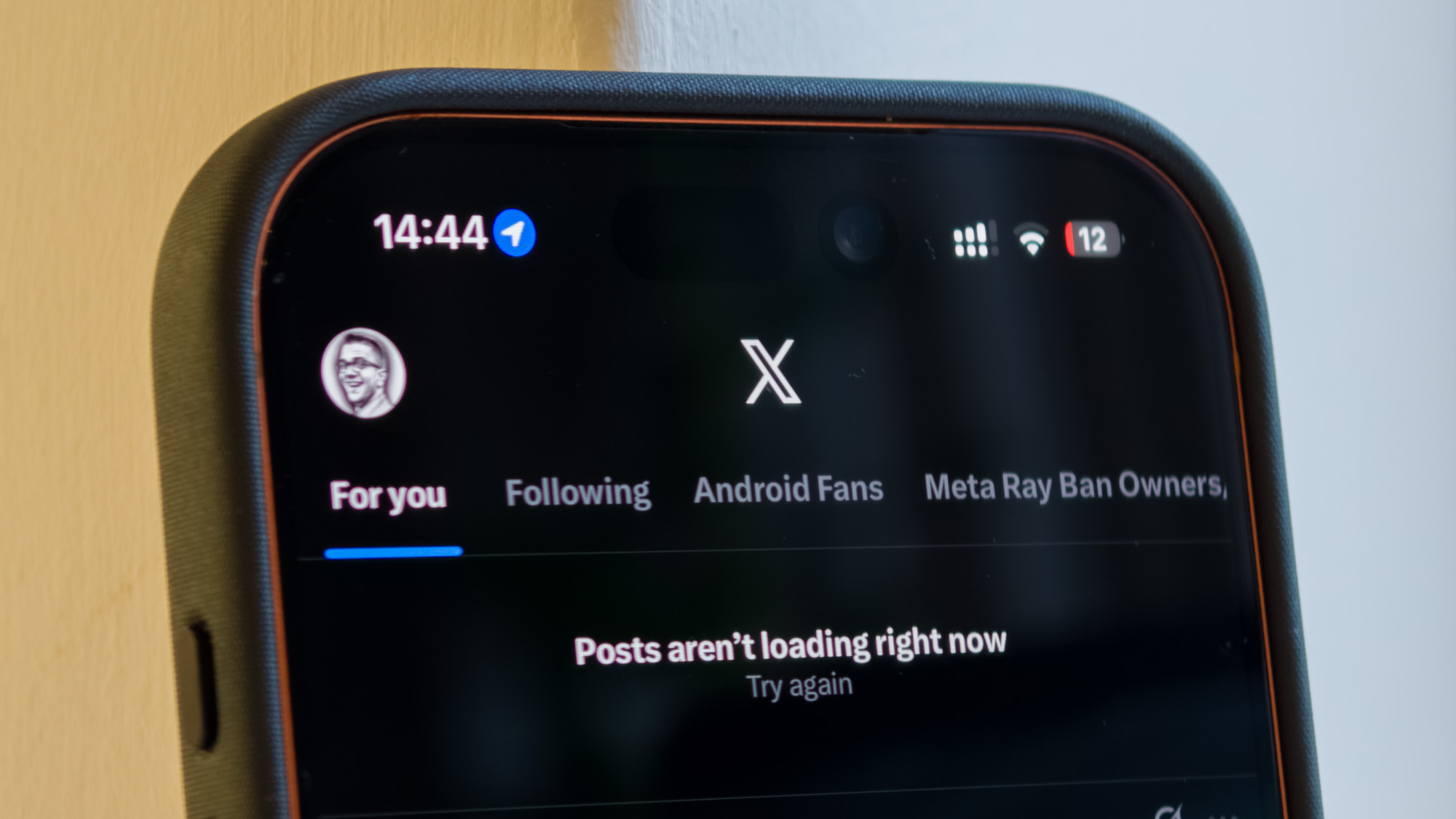 Ένα iPhone 17 Pro με την εφαρμογή X για τον ιστότοπο κοινωνικής δικτύωσης ανοιχτή και το μήνυμα σφάλματος ότι οι αναρτήσεις δεν φορτώνονται αυτήν τη στιγμή, στις 9:44 π.μ. Ανατολική ώρα, στις 18 Νοεμβρίου.