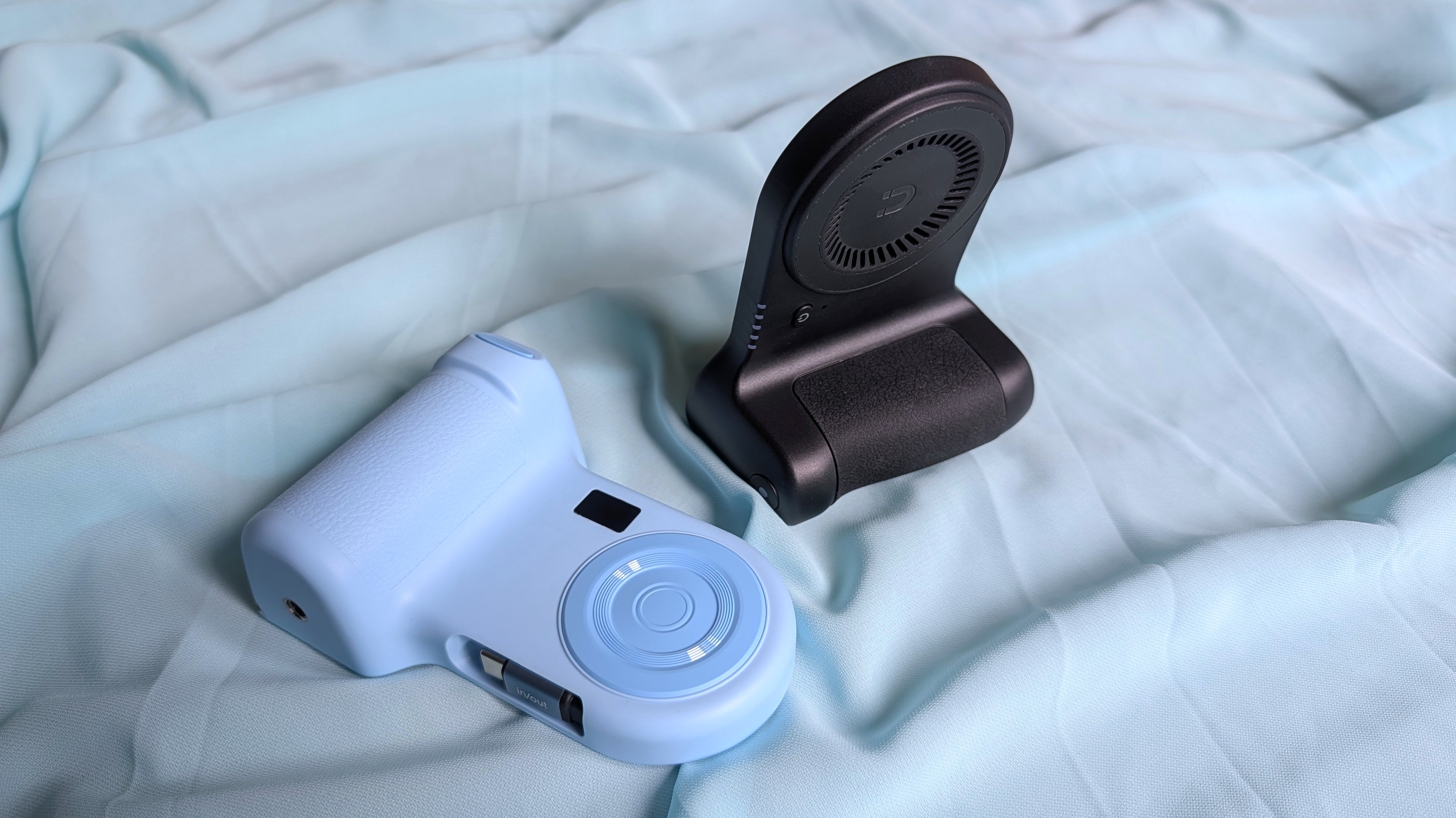 Βάσεις τροφοδοσίας Belkin Stage PowerGrip και KraftGeek PowerShutter