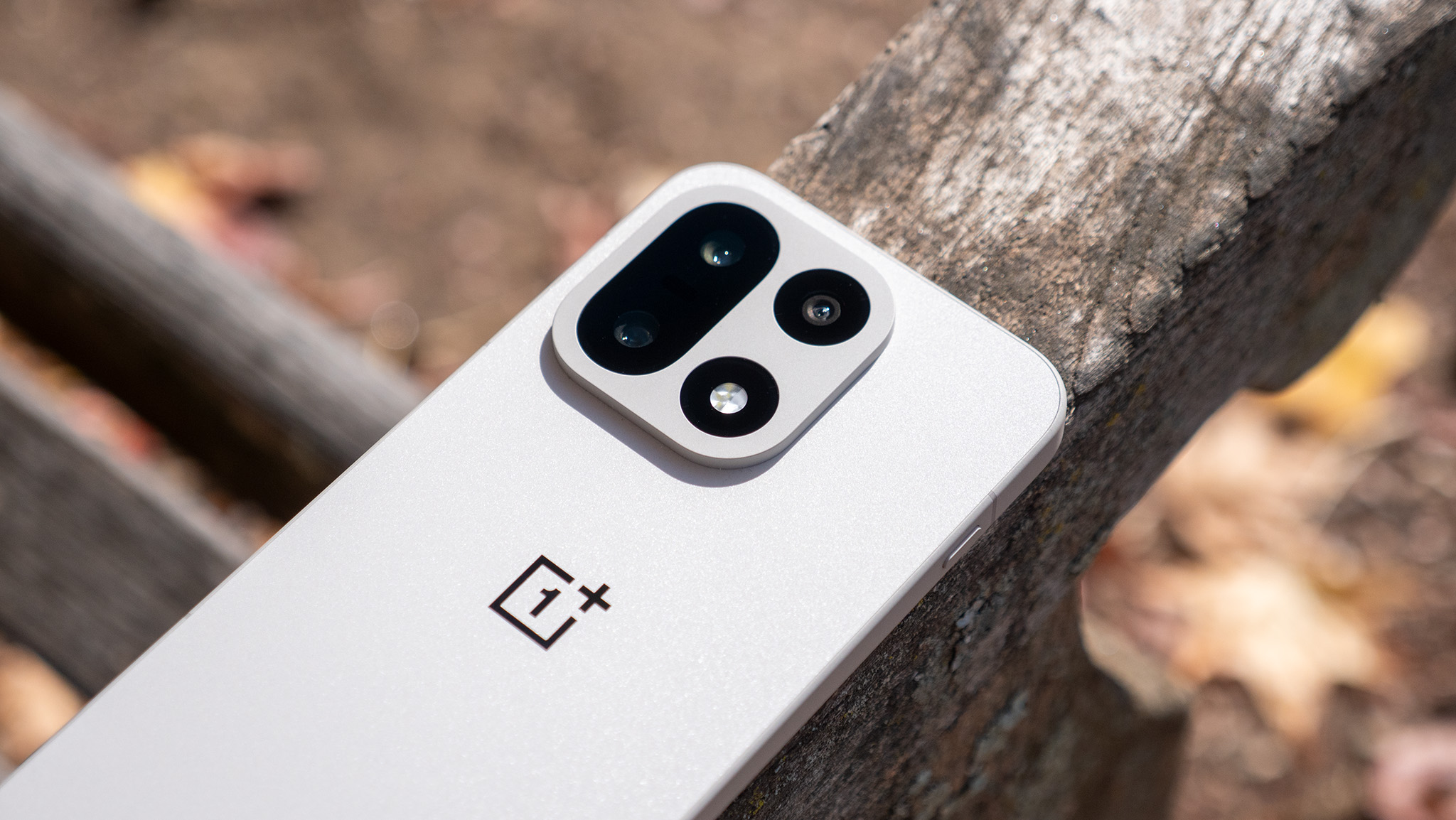 Η τετραγωνισμένη μονάδα κάμερας στο Sand Storm OnePlus 15