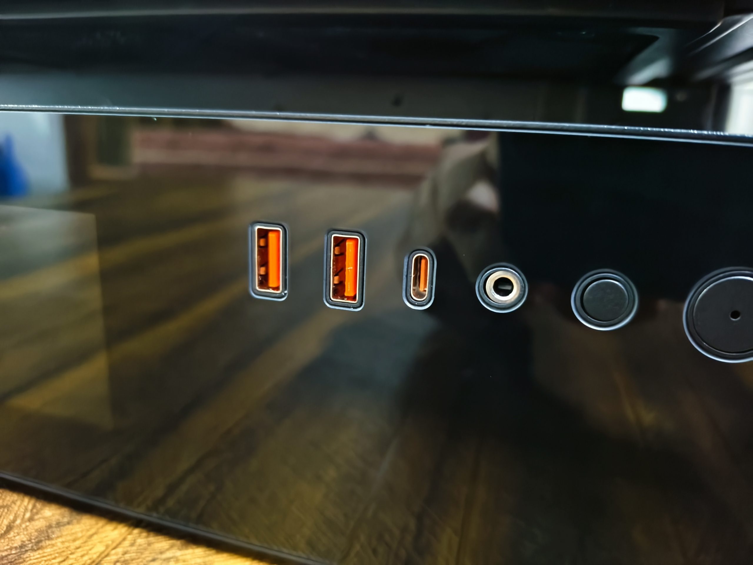 Ένα κοντινό πλάνο μιας μπροστινής θήκης υπολογιστή που δείχνει δύο θύρες USB Type-A, μία θύρα USB Type-C, μια υποδοχή ήχου 3,5 mm και δύο κουμπιά.