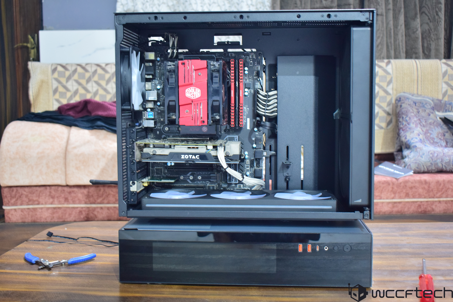 Μια ανοιχτή θήκη επιτραπέζιου υπολογιστή αποκαλύπτει ένα ψυγείο Cooler Master CPU και μια κάρτα γραφικών Zotac εγκατεστημένη στη μητρική πλακέτα, με τρεις ανεμιστήρες τοποθετημένους στο κάτω πλαίσιο.