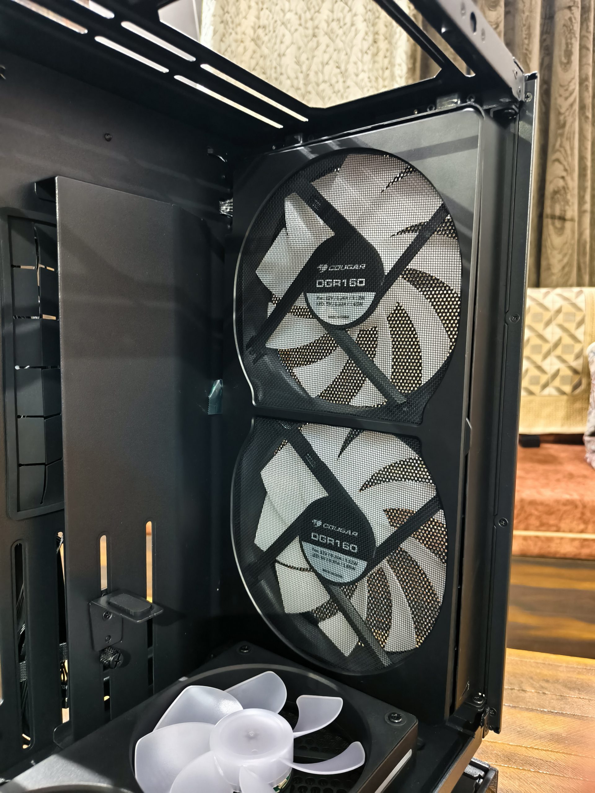 Το εσωτερικό μιας θήκης υπολογιστή που δείχνει δύο ανεμιστήρες ψύξης Cougar DGR160 τοποθετημένους κάθετα.