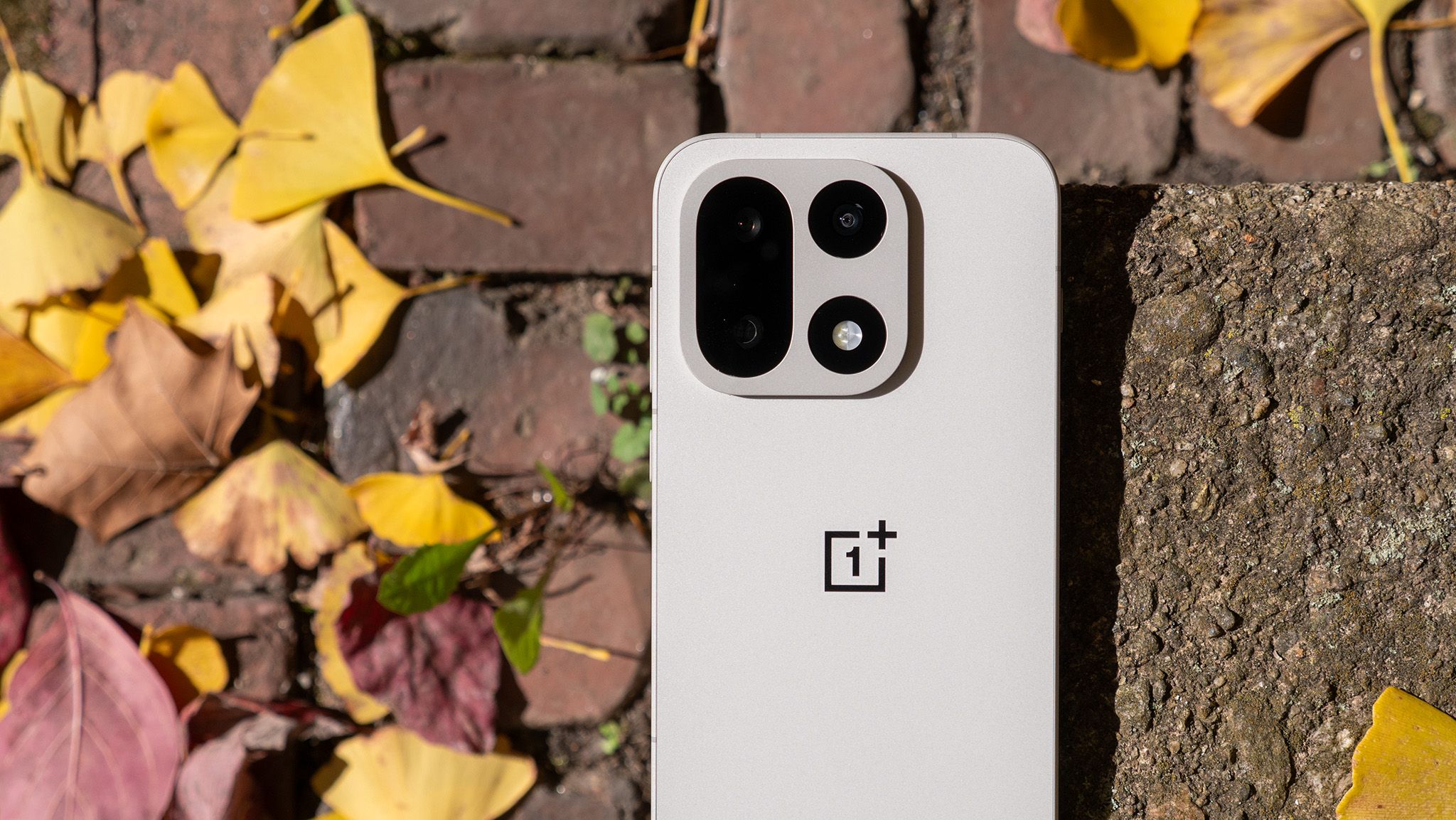 Το OnePlus 15 ξεπερνά την αντοχή του JRE όσο κανένα άλλο, χάρη στο νέο σκληρό εξωτερικό του