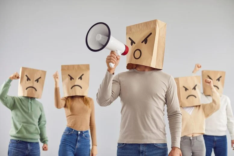 Γιατί είναι τόσο διχασμένη η κοινωνία; Οι επιστήμονες αποκαλύπτουν τον παράδοξο λόγο