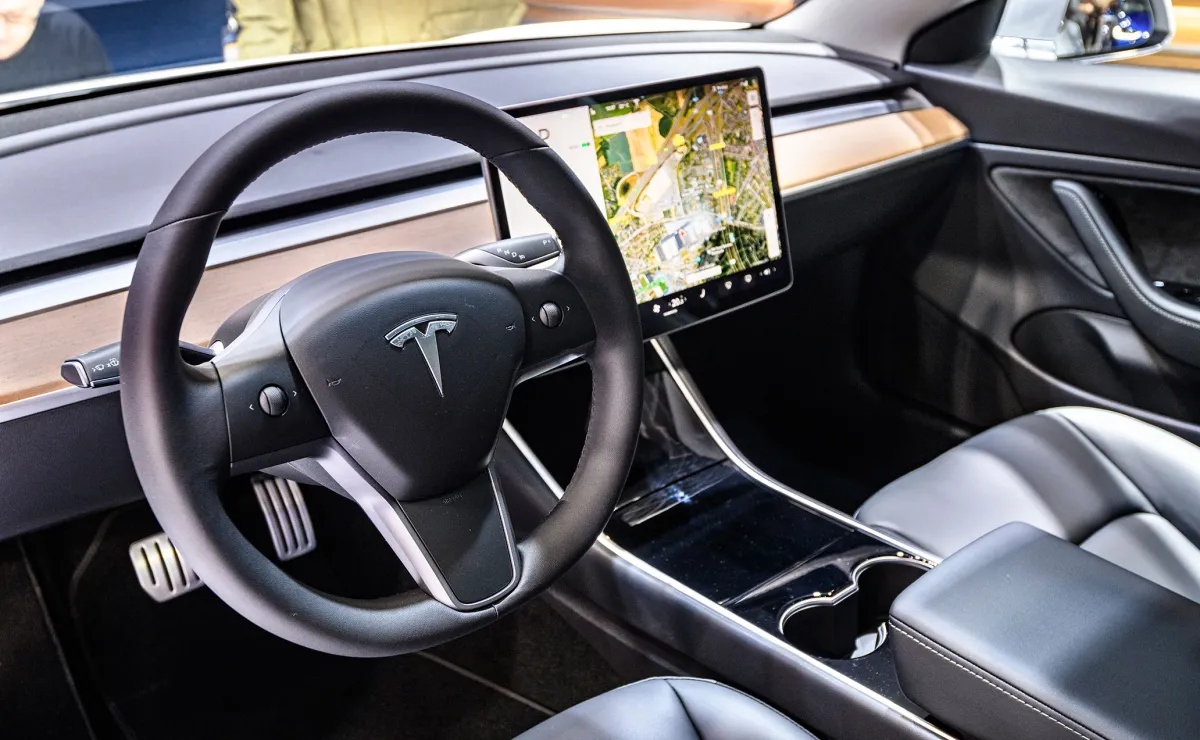 Η Tesla μπορεί επιτέλους να φέρει το CarPlay στα ηλεκτρικά της