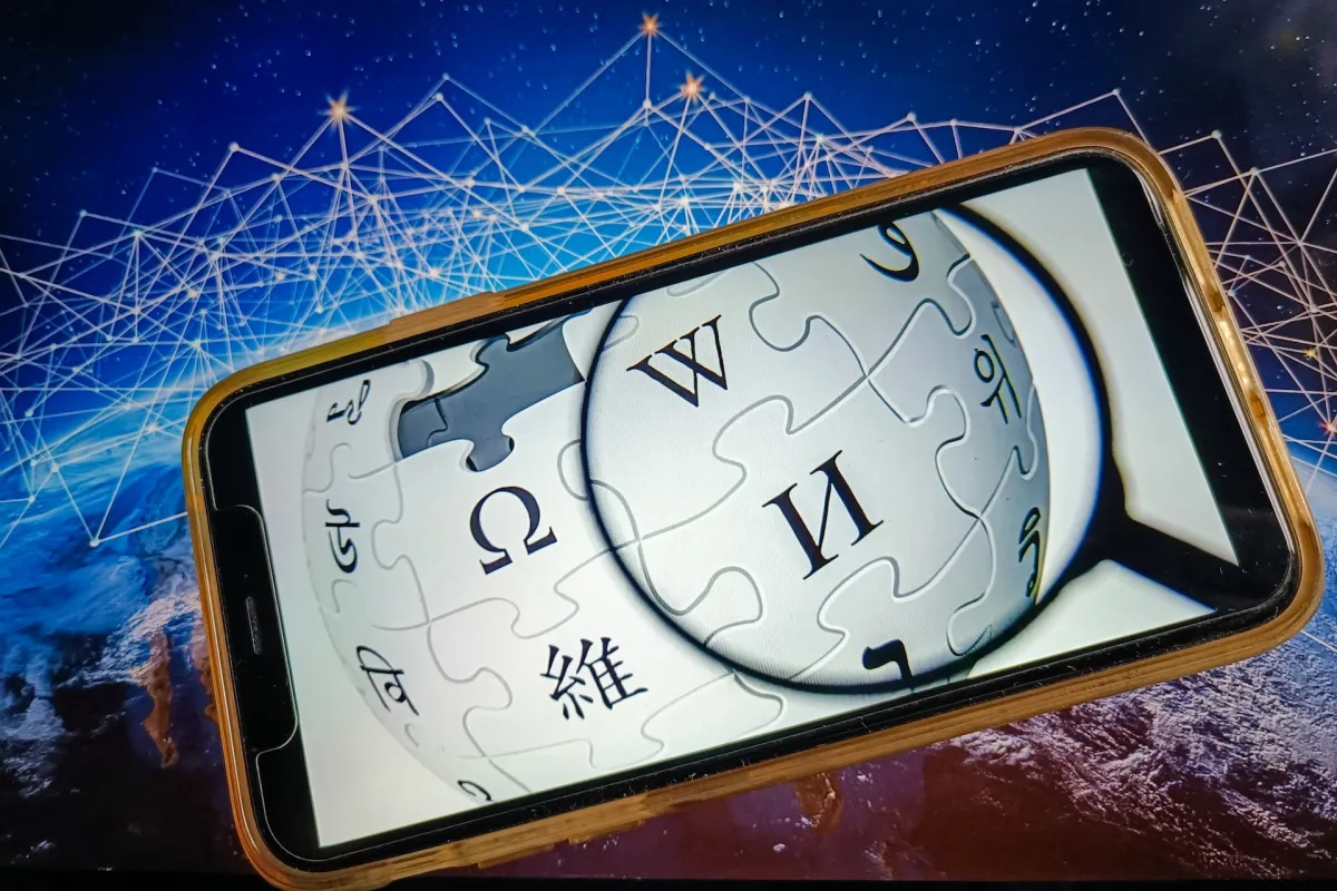 Ο καλύτερος οδηγός για τον εντοπισμό γραφής τεχνητής νοημοσύνης προέρχεται από τη Wikipedia