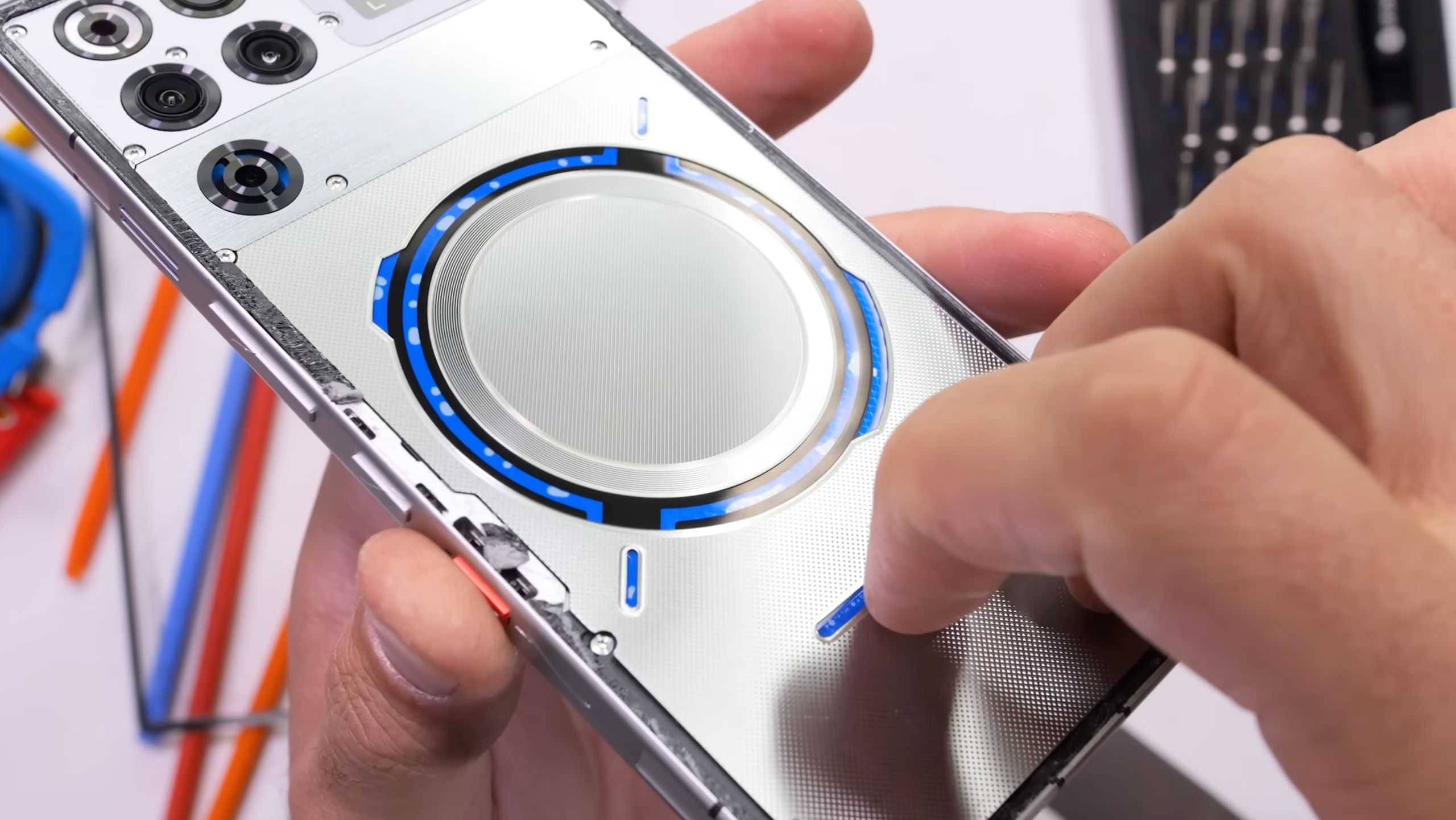 Ρίξτε μια πιο προσεκτική ματιά στην υγρή ψύξη του RedMagic 11 Pro στο τελευταίο τεστ βασανιστηρίων του JRE