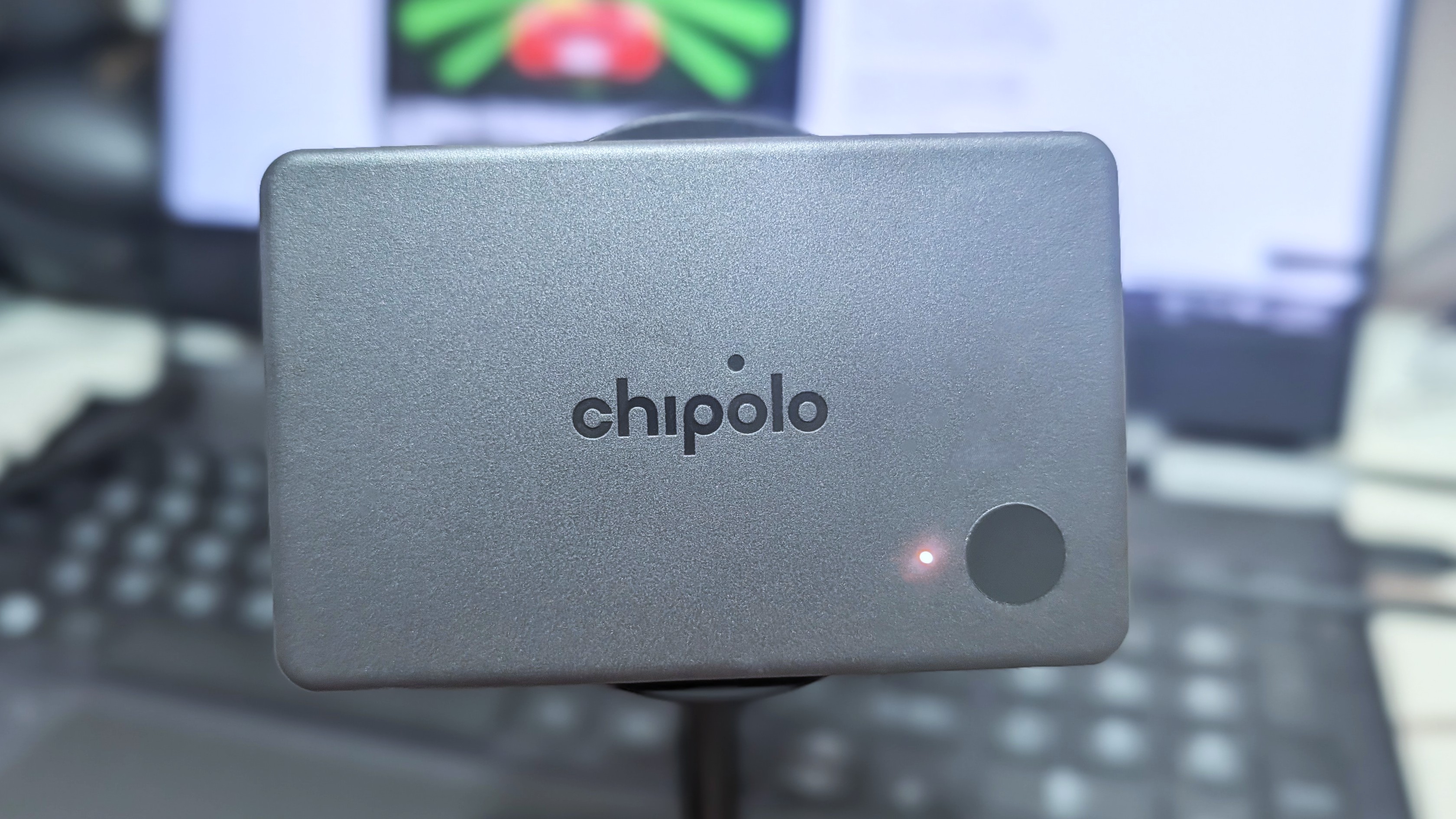 Ο γενικός ανιχνευτής Bluetooth Chipolo CARD για Android και iOS φορτίζεται ασύρματα σε μαγνητική βάση ασύρματης φόρτισης Qi2.