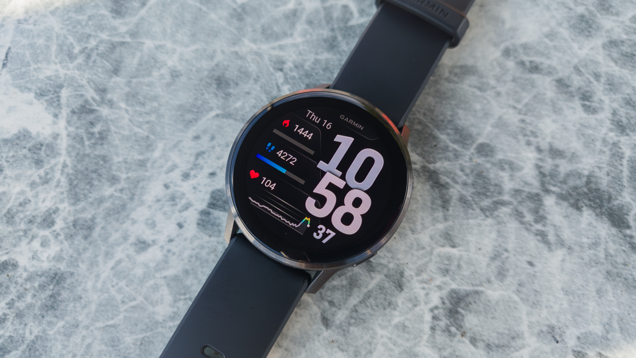 Το Garmin Venu 4 σε μαρμάρινη επιφάνεια
