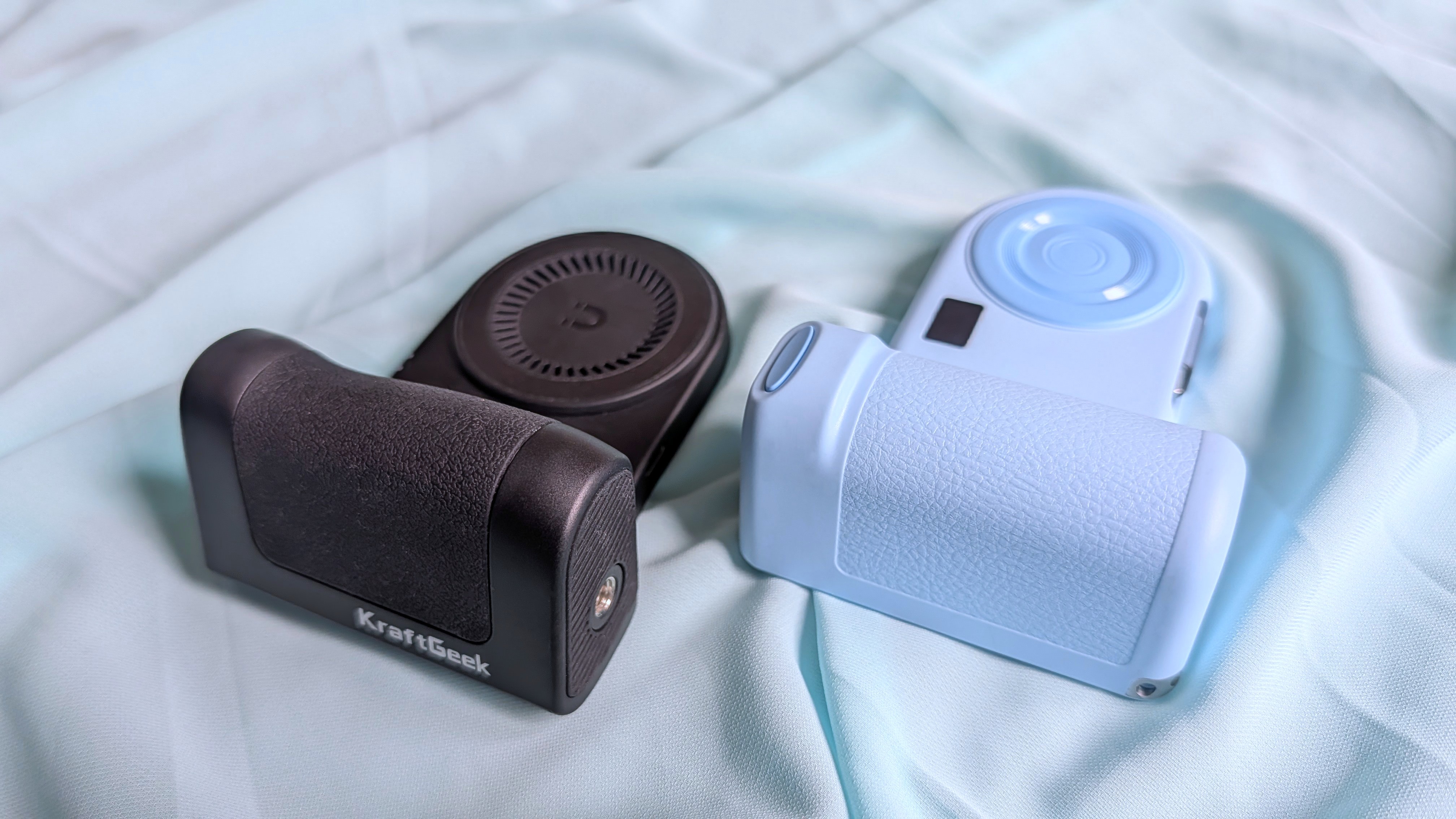 Βάσεις τροφοδοσίας Belkin Stage PowerGrip και KraftGeek PowerShutter