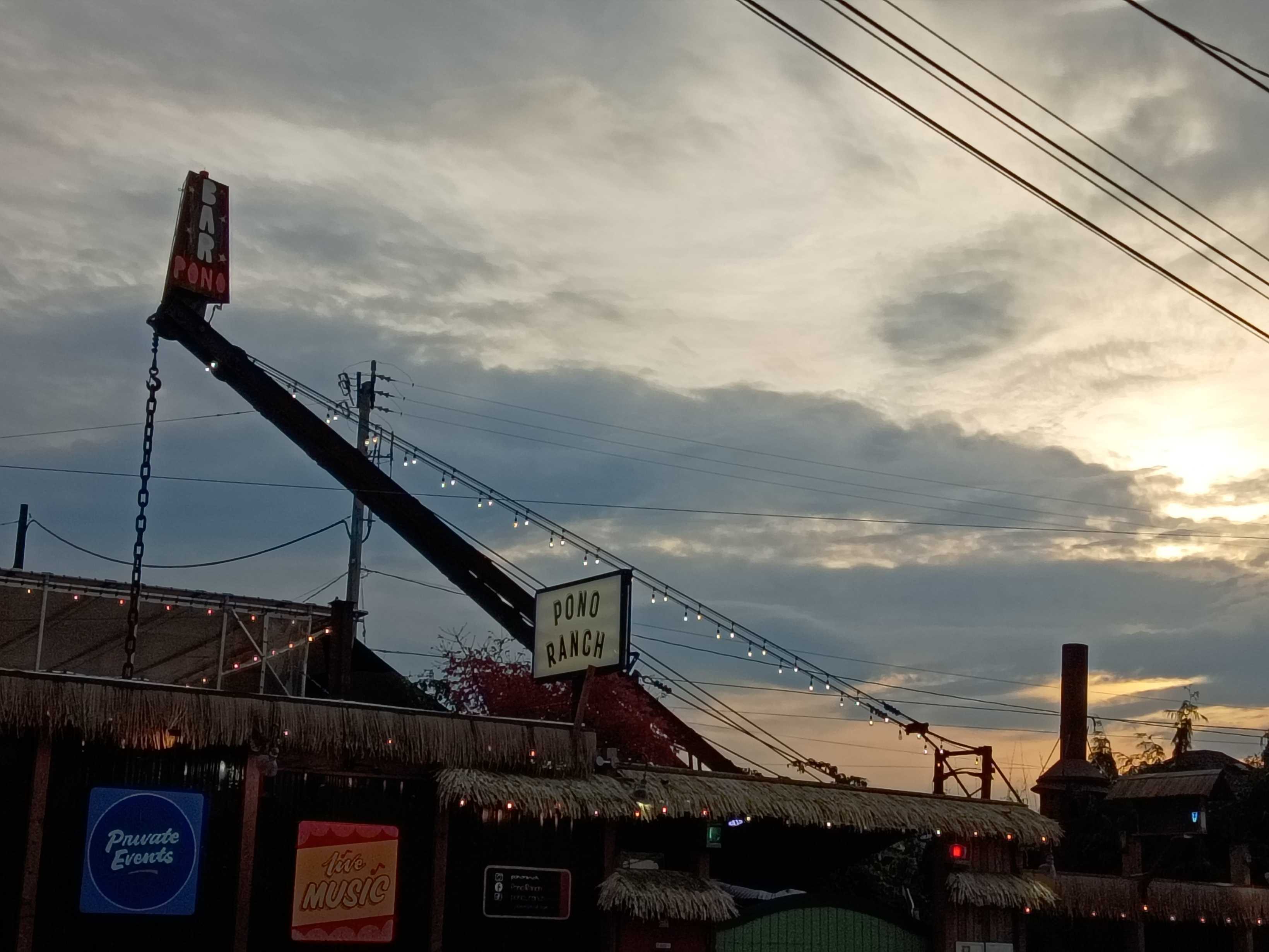 Σύννεφα στον ουρανό με έναν ήλιο που δύει