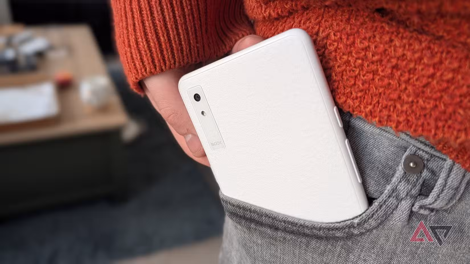 λευκό κουτί e-reader στην τσέπη