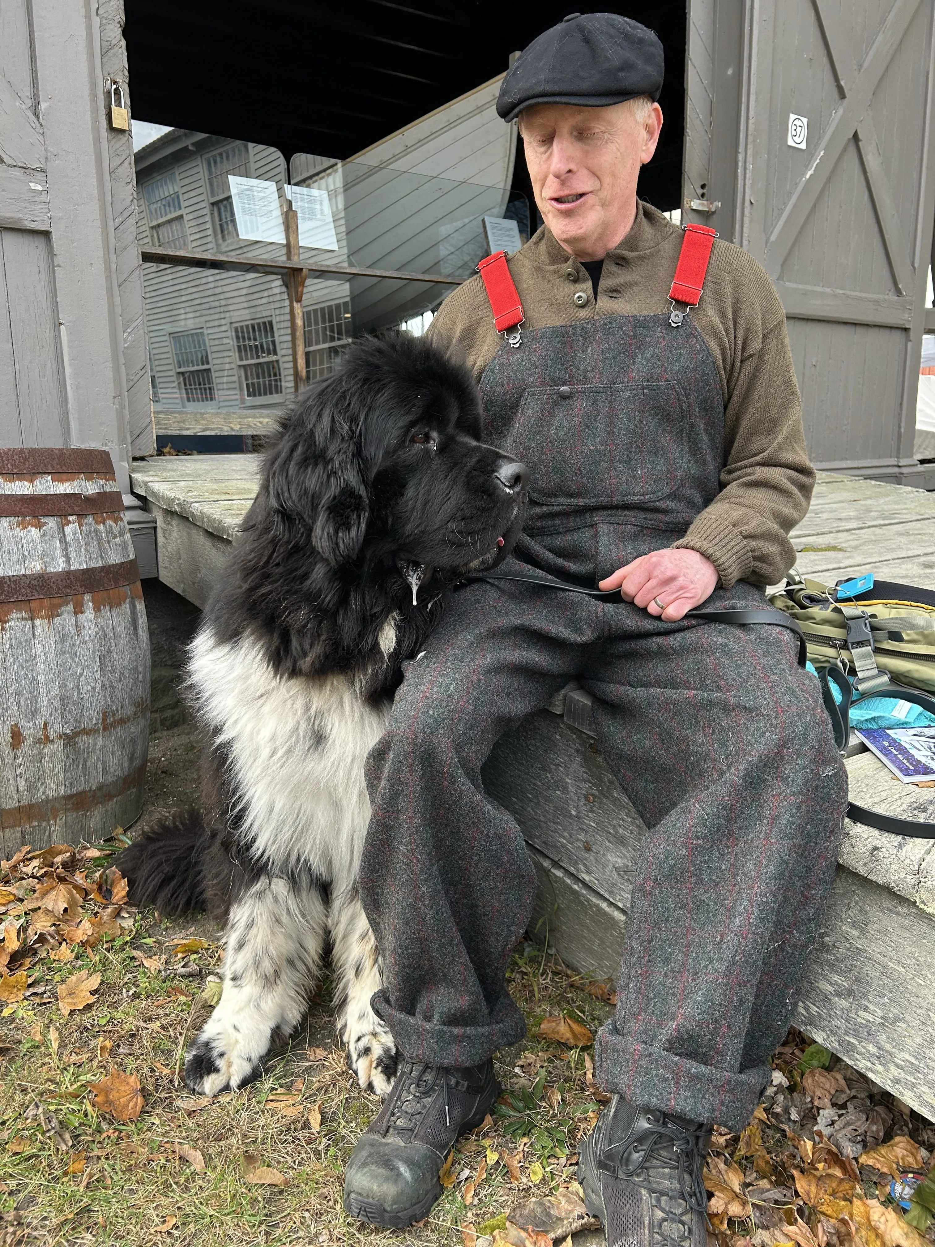 ένας άντρας που κάθεται με ένα μεγάλο σκυλί