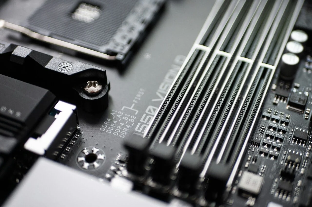 «Σοκ! Τεχνητή Νοημοσύνη εκτινάσσει τις τιμές της RAM έως 110% μέσα σε λίγες εβδομάδες!»