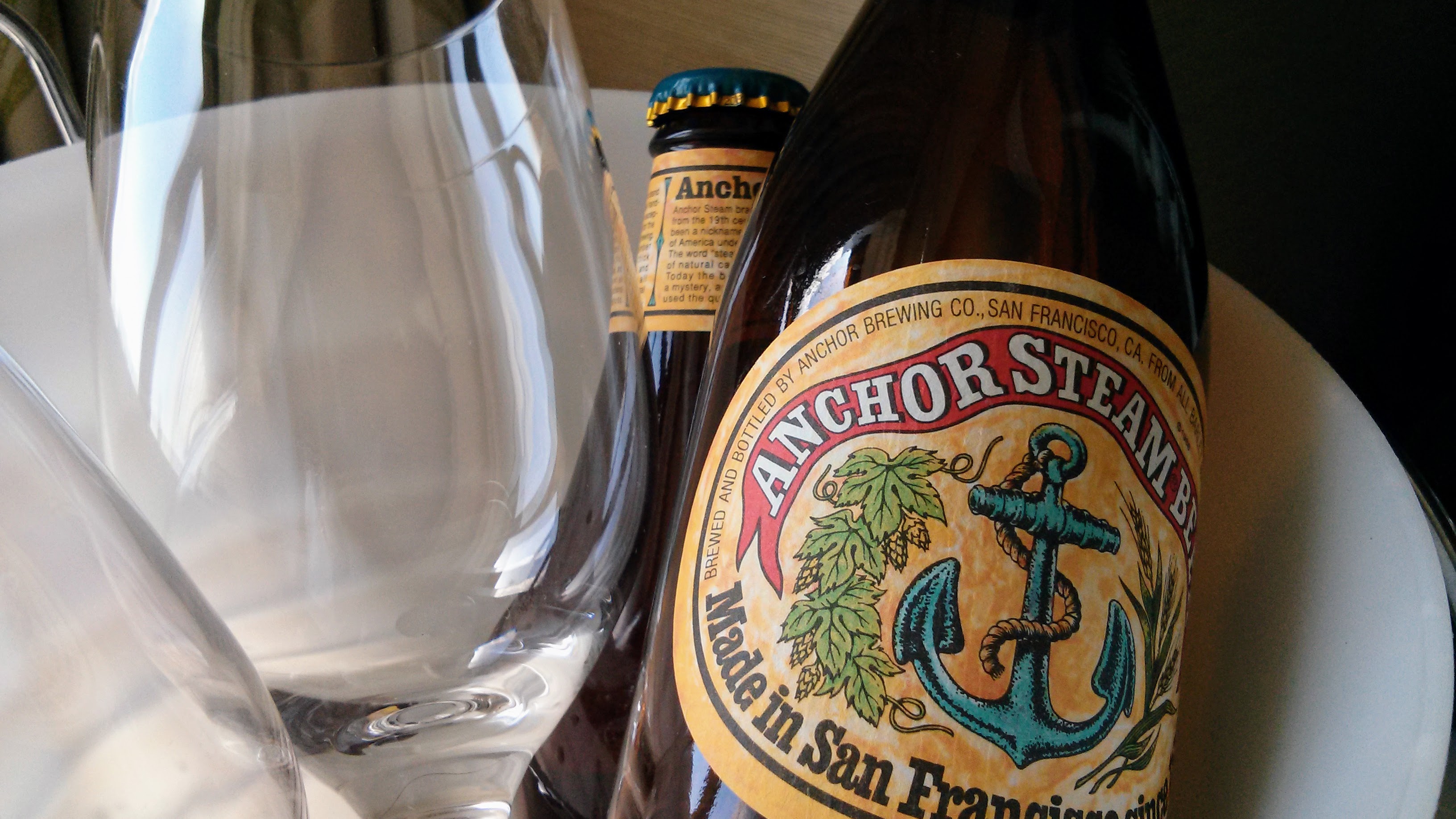 Μια μακρο φωτογραφία ενός μπουκαλιού μπίρας Anchor Steam.