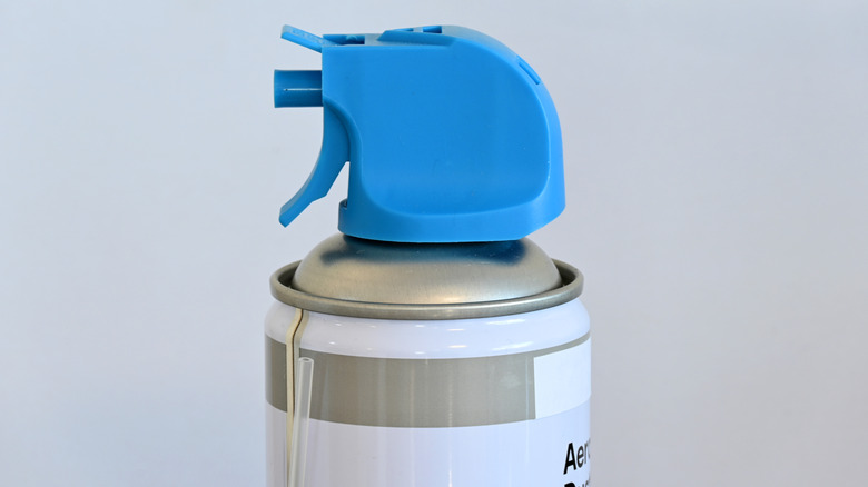 Το επάνω μέρος ενός κουτιού ξεσκονίσματος πεπιεσμένου αέρα.