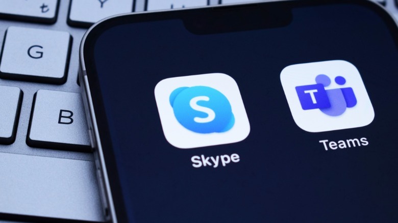 Τα λογότυπα του Skype και του Microsoft Teams είναι ορατά σε ένα smartphone.