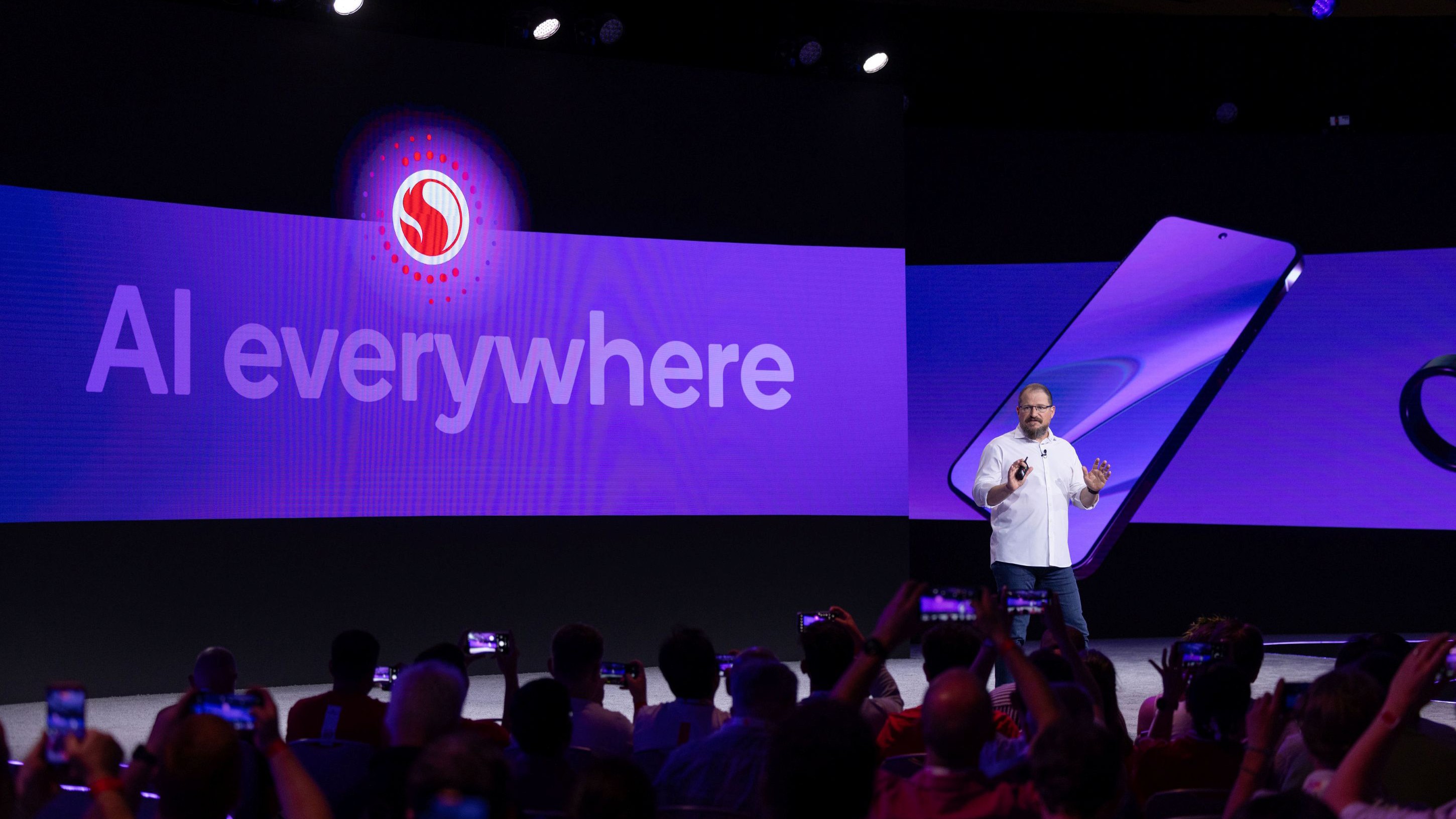 Ο Κριστιάνο Αμόν στη σκηνή με "AI παντού" πίσω του