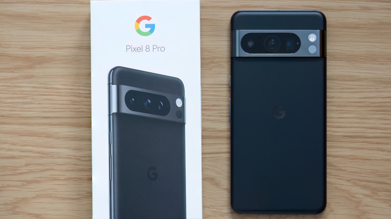 Ένα Google Pixel 8 Pro και το κουτί συσκευασίας του