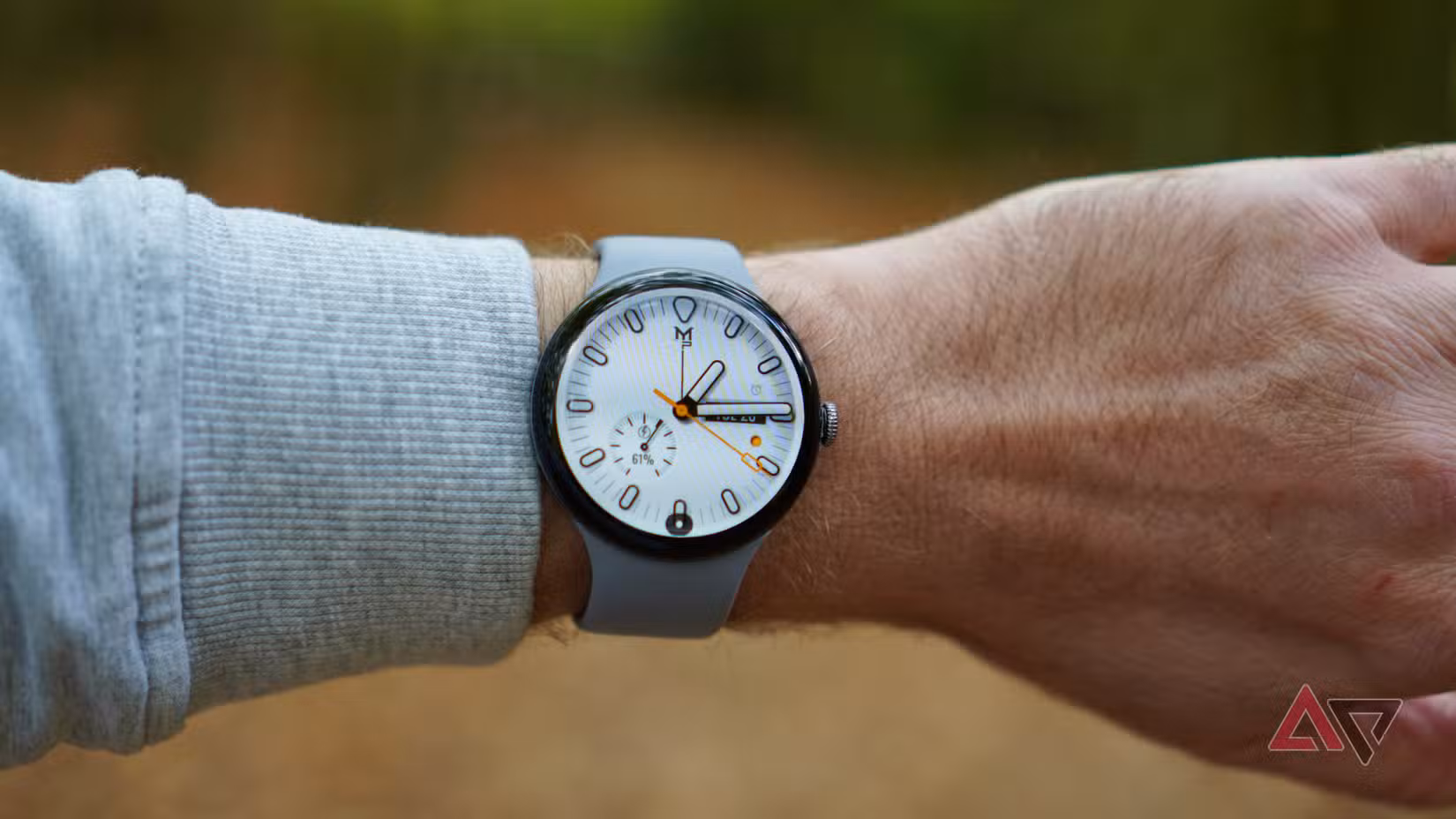 Google Pixel Watch 4 με λευκό ρολόι