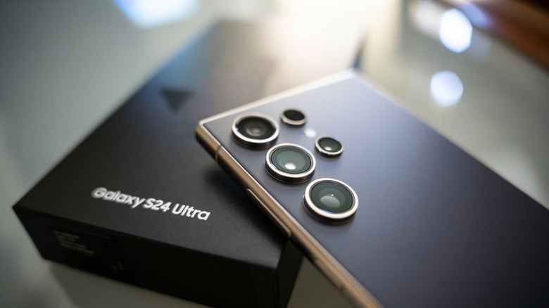 Galaxy S24 Ultra και το κουτί λιανικής του.