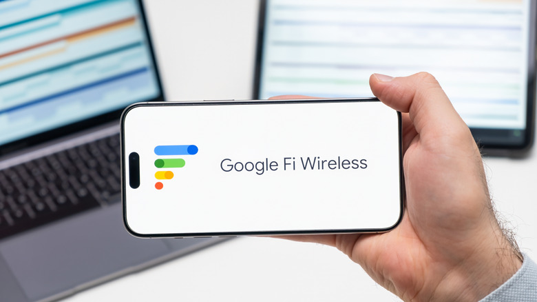 Ένα άτομο που κρατά ένα smartphone με το λογότυπο Google Fi Wireless στην οθόνη.